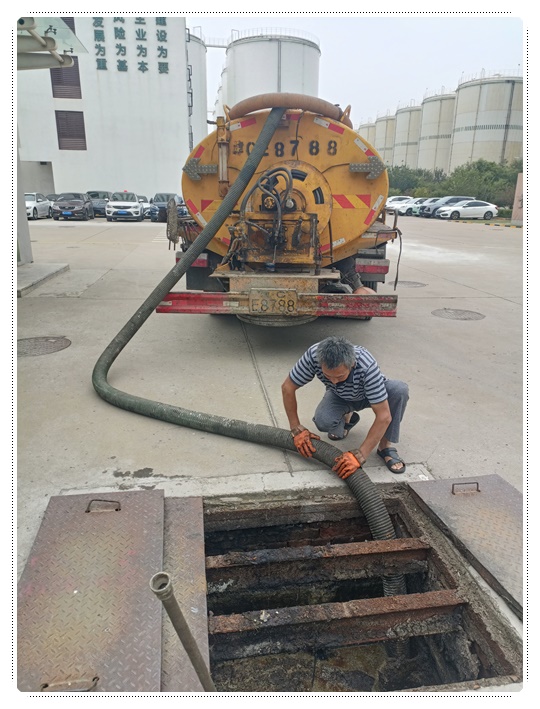 向阳街道隔油池清掏